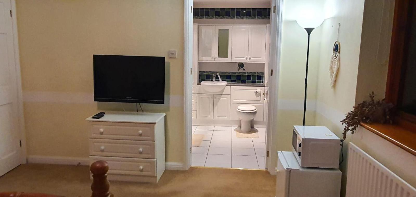 Old Slade Cottage - Train To London 30Mins, Heathrow 15Mins Away,Free Parking - En-Suit Rooms West Drayton  Chambre photo